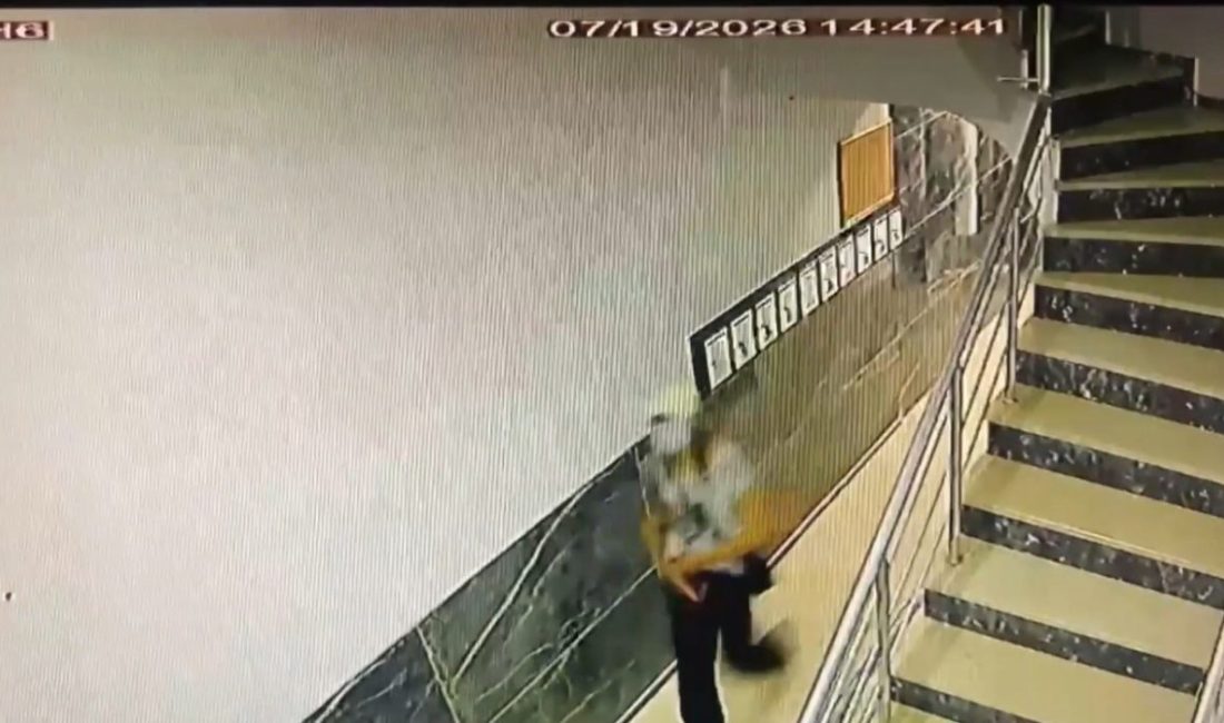Ali AKSOYER / İSTANBUL, – ZEYTİNBURNU’nda bir dairenin kapı göbek