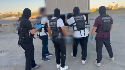 İSTANBUL, – ZEYTİNBURNU’nda bir araca yönelik düzenlenen uyuşturucu operasyonunda 83