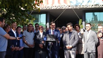 AK Parti Üsküdar İlçe Başkanı Taha Sarıcaoğlu, Üsküdar Belediyesi önünde