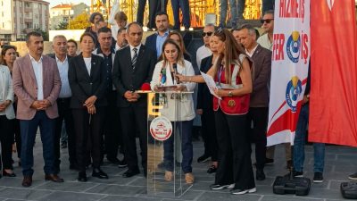 İstanbul Kadıköy’de kademeli emeklilik talebiyle basın açıklaması düzenlendi. Açıklamada vatandaşlar,