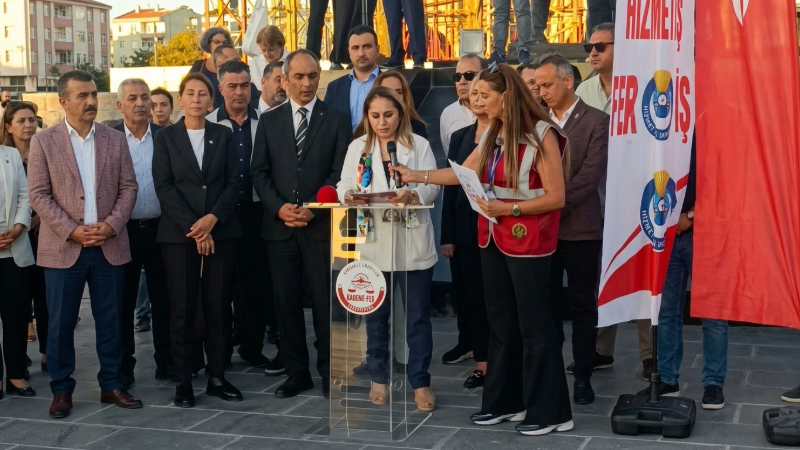 İstanbul Kadıköy’de kademeli emeklilik talebiyle basın açıklaması düzenlendi. Açıklamada vatandaşlar,
